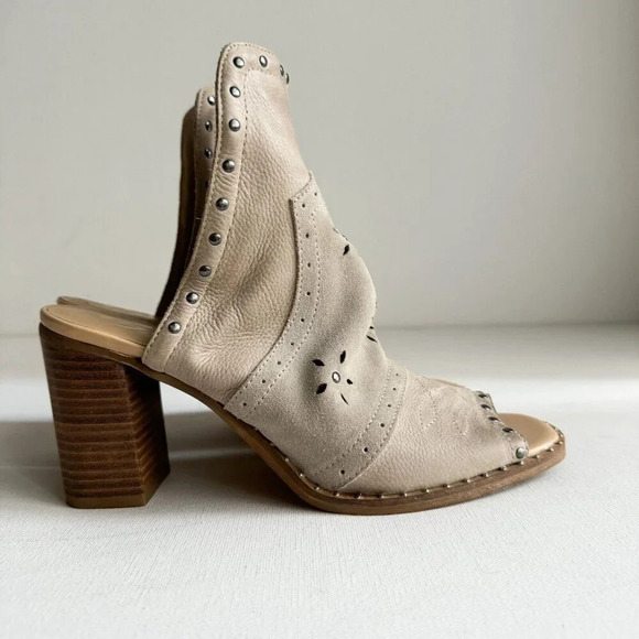 Sbicca Vintage Collection Suede Leather Light Beige Studded Slides 10 - Picture 9 of 13